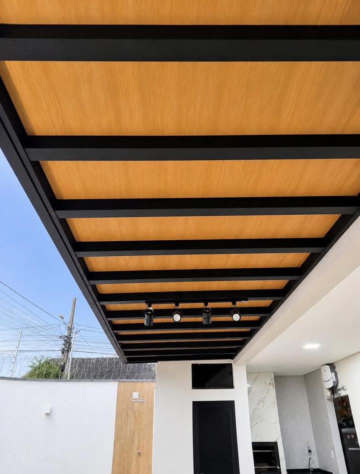 Pérgola Metálica com Madeira